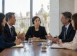Intérprete profesional tomando notas en una reunión de negocios bilingüe