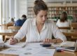 Estudiante de Administración de Empresas analizando un caso con gráficos y notas