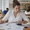 Estudiante de Administración de Empresas analizando un caso con gráficos y notas