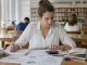 Estudiante de Administración de Empresas analizando un caso con gráficos y notas